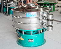 旋振篩多采用立式振動(dòng)電機(jī)作為激振來(lái)源，利用偏心塊的夾角的不同實(shí)現(xiàn)物料在篩網(wǎng)上運(yùn)動(dòng)的軌跡調(diào)整。