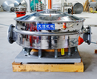 直排篩可分為單雙振動(dòng)源兩種，但其電機(jī)是懸掛在振動(dòng)篩框的外側(cè)，振動(dòng)理相對(duì)比較大。