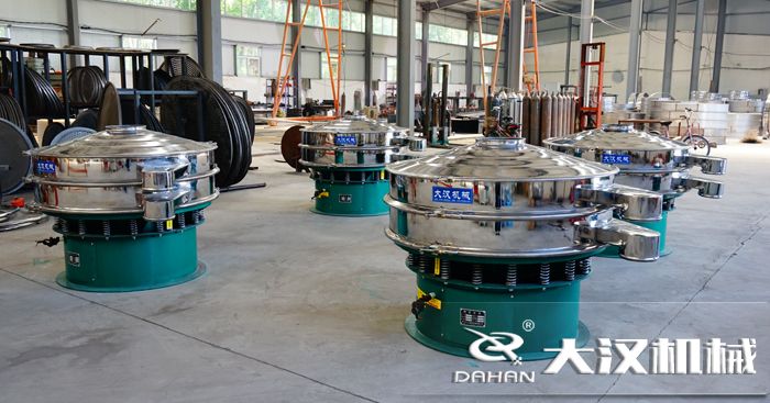 磨料振動(dòng)篩的工作原理：是由直立電機(jī)作為激振源，用來幫助物料進(jìn)行運(yùn)動(dòng)并且實(shí)現(xiàn)，理想的分級(jí)除雜效果。