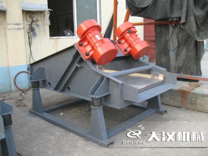 礦用振動篩采用優(yōu)質(zhì)的錳鋼材質(zhì)，主要特點就耐磨性強，對于礦用振動篩來說其，耐磨性是非常重要的。