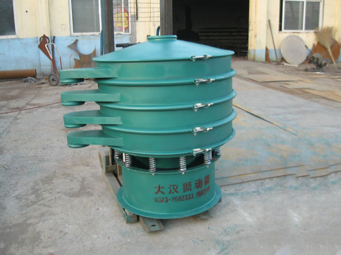 直徑1000型振動(dòng)篩除了有碳鋼材質(zhì)其還有不銹鋼+碳鋼，以及全不銹鋼的選擇，用戶可根據(jù)用戶物料的性質(zhì)不同可進(jìn)行選擇。